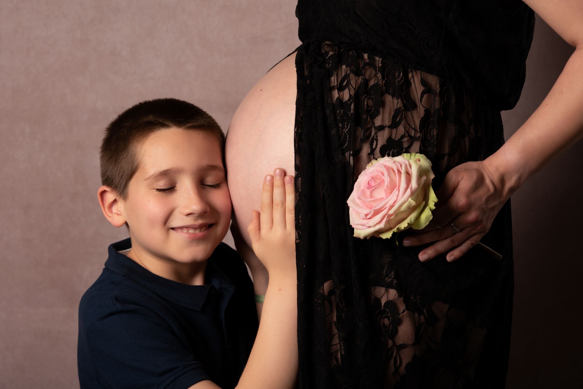 Portrait grossesse avec enfant autour du ventre